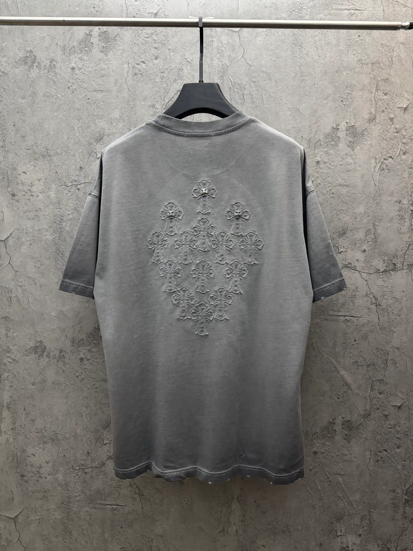 P200 top version, real shot without P, ​​different from market currency) 𝗖𝗵𝗿𝗼𝗺𝗲 𝗛𝗲𝗮𝗿𝘁𝘀/Croxin 2026 spring new original single counter American laser burnt patch embroidered couple short sleeves 👑The highest version! Customized fabric 330g, washed and fried. Best-selling model at the counter. Very comfortable to wear. Accessories: Original molded and authenticated collar label➕100% silk wash label. Genuine purchase-grade original hangtag➕matching hanging rope➕3D hanging beads➕original packaging bag. Craftsmanship: The original version has consistent wiring! The highest version of the armhole matching technique! Color: Khaki Black Rose Red Light Blue Purple Size: S M L XL Style Number: 26-2002